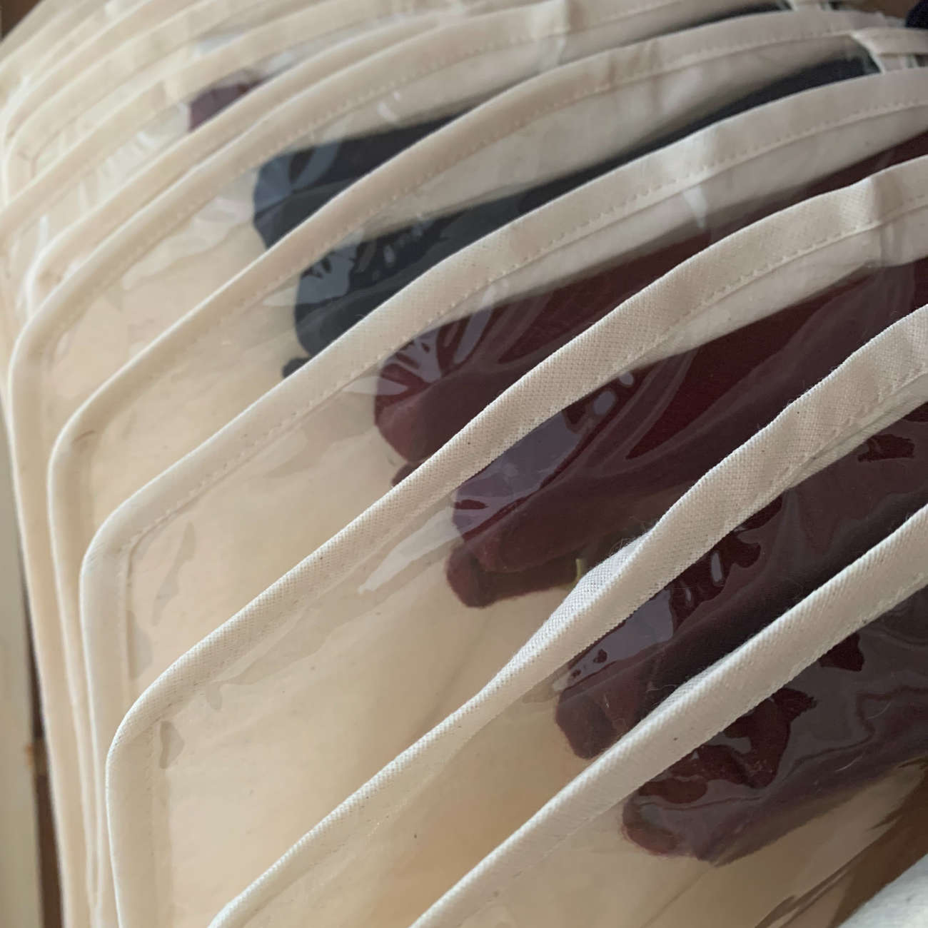 "Proteção e sofisticação para seus vestidos! Nossas capas em tecido e plástico mantêm suas peças impecáveis e bem organizadas."