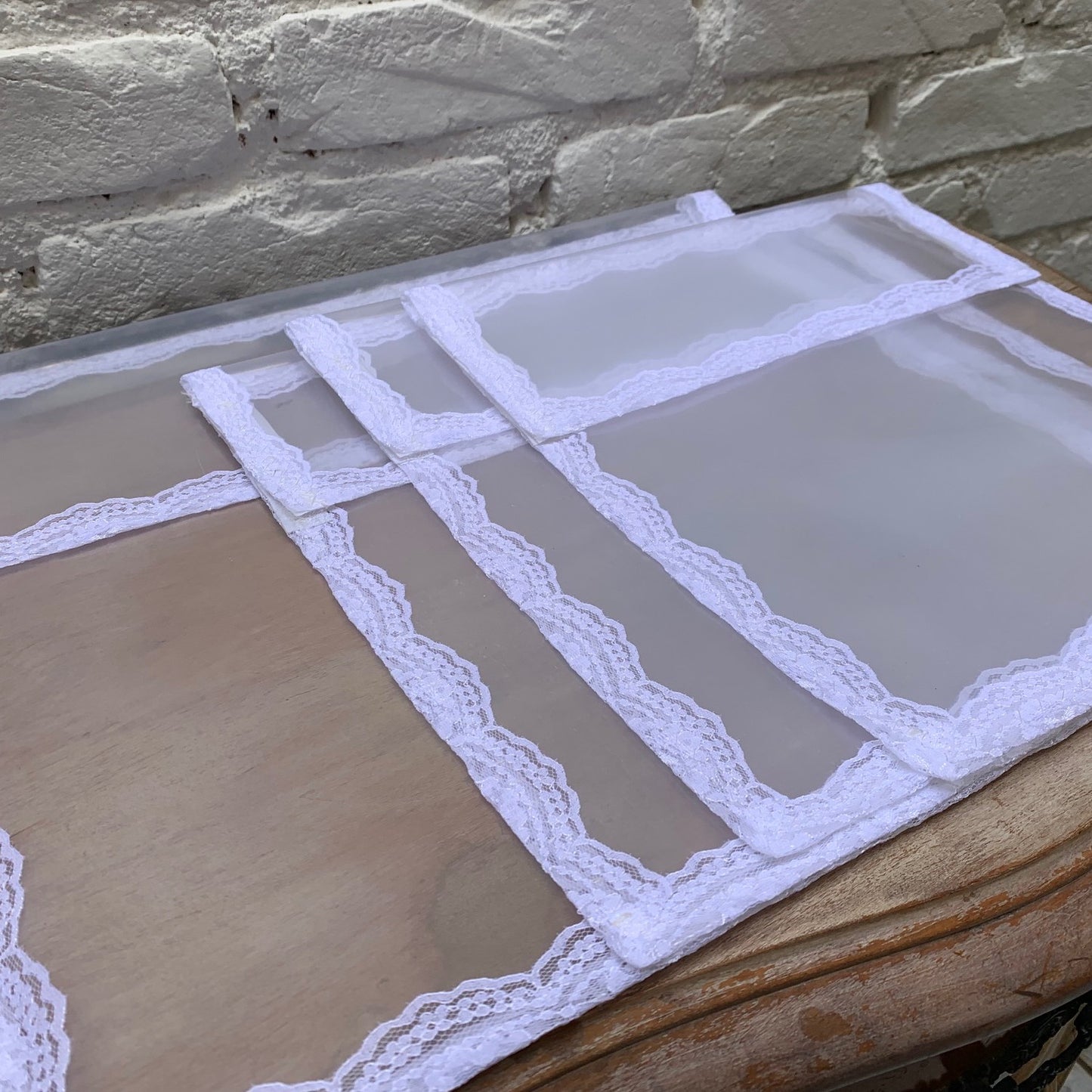 Envelopes organizadores com acabamento em renda para organizar a mala de maternidade. American Organizer.