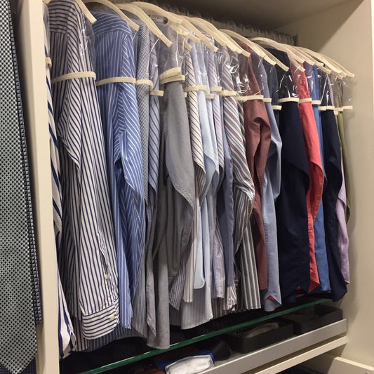 Para proteger suas roupas do dia a dia dentro de armarios e closets, organize com tapa ombros em plastico, tecido ou organza. Previne aquela poeirinha chata que se instalam na parte superior de suas roupas. Uma organização de custo baixo e que faz uma grande diferença.