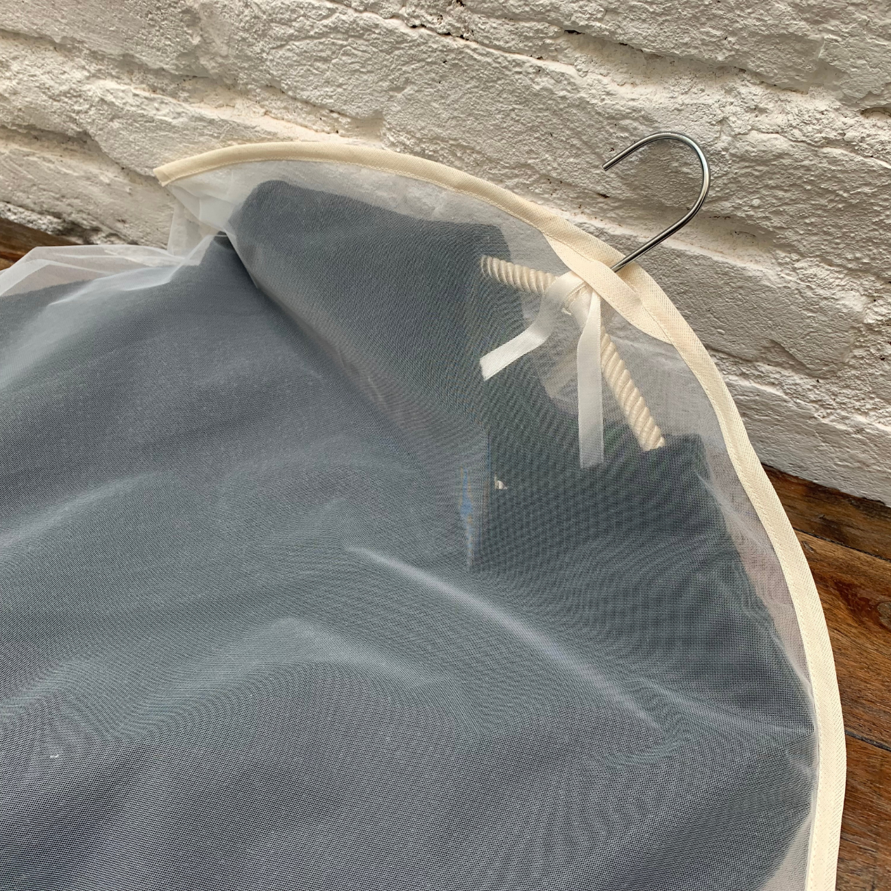"Elegância e proteção para seus tailleurs! 🌟 Nossas capas de organza preservam a sofisticação e garantem organização no closet."