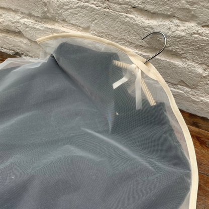 "Elegância e proteção para seus tailleurs! 🌟 Nossas capas de organza preservam a sofisticação e garantem organização no closet."
