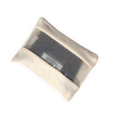 Capa  em tecido macio e visor transparente para proteger e organizar clutches dentro de armarios e closets.  