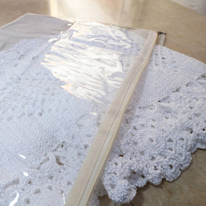 Seus jogos americanos podem ficar mais facieis de manusear organizano-os em envelopes de tecido e plastico .  Capacidade de eate 12 unidades por envelope.