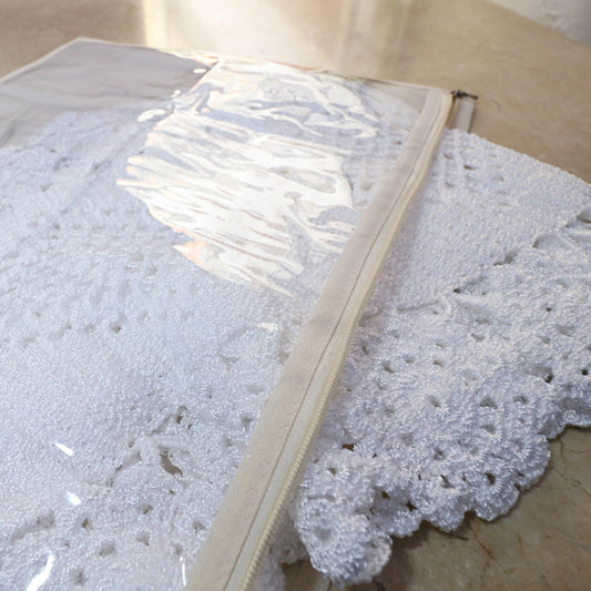 Seus jogos americanos podem ficar mais facieis de manusear organizano-os em envelopes de tecido e plastico .  Capacidade de eate 12 unidades por envelope.